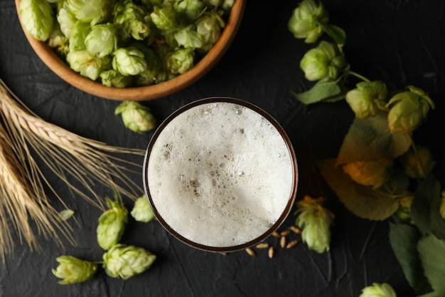 Foto birra, grano e luppolo nero