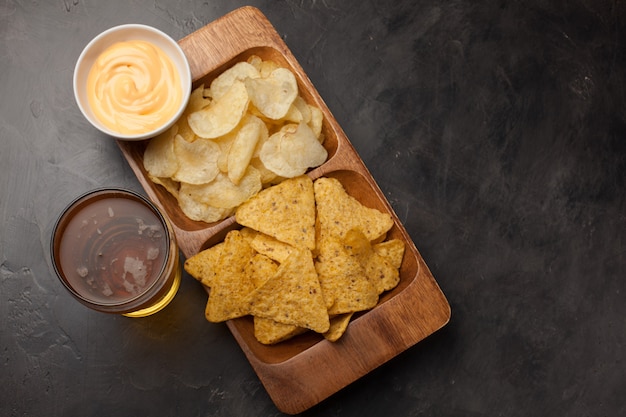 軽食とビールはチップとナチョスです。