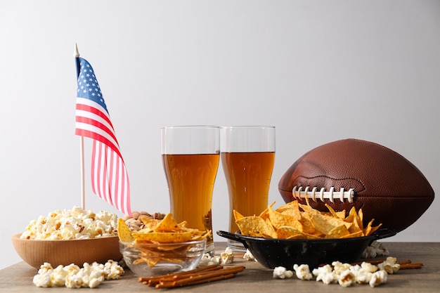 Пиво с закусками, мячом для регби и американским флагом.