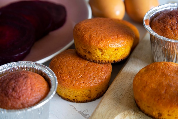 Foto muffin alla barbabietola. ricetta dolce vegano.