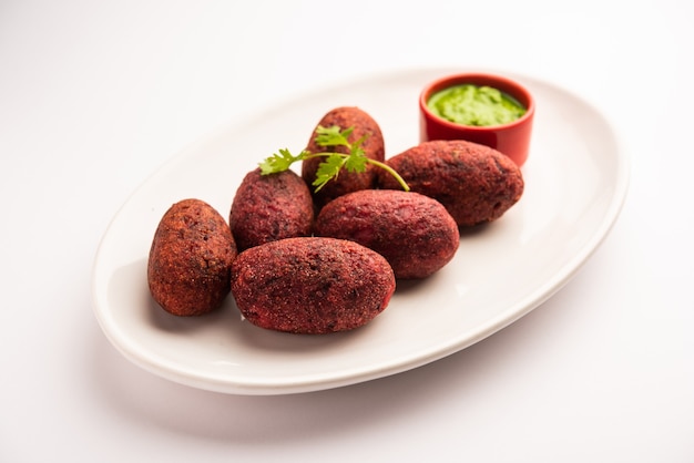 Polpette di radice di barbabietola o cotoletta o tikki serviti con chutney verde