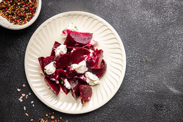 Insalata di barbabietole barbabietole e formaggio pasto sano spuntino dieta sul tavolo copia spazio cibo sfondo