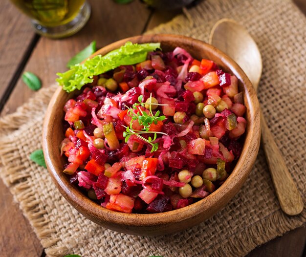 Foto insalata di barbabietole vinaigrette in una ciotola di legno