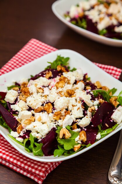 Insalata di barbabietole con rucola, formaggio feta e noci