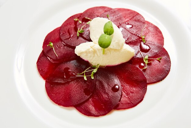 Foto insalata di barbabietole con formaggio e noci