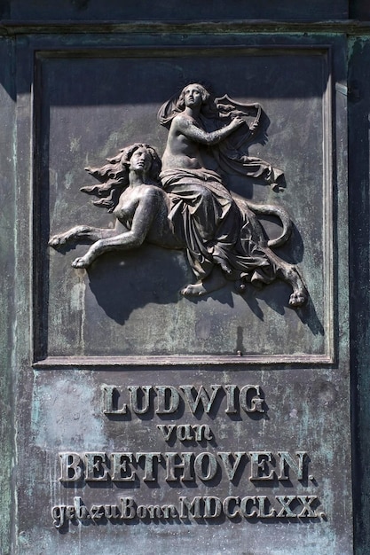 Монумент Бетховена Женщина едет на человеческой львице Мифологический рельеф Бонн НРВ Германия