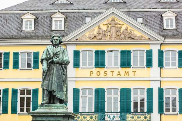 Statua di beethoven davanti all'ufficio postale principale di bonn