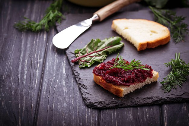 Caviale di barbabietole e pane tostato