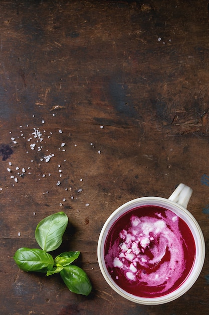 Zuppa di gazpacho alla barbabietola con feta