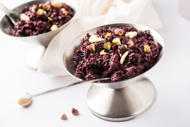 Photo beetroot halwa garnished with pistachio served in a bowl, selective focus