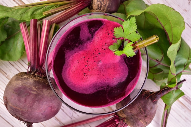 Foto succo di barbabietola in un bicchiere utile bevanda curativa posa piatta