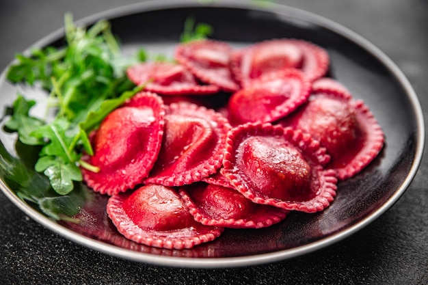 Foto ravioli di barbabietole pasta rossa di barbabietole gustosa in piatto aperitivo pasto cibo spuntino sul tavolo spazio di copia