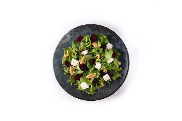 Салат из свеклы с сыром фета, листьями салата и грецкими орехами, изолированные на белом фоне
