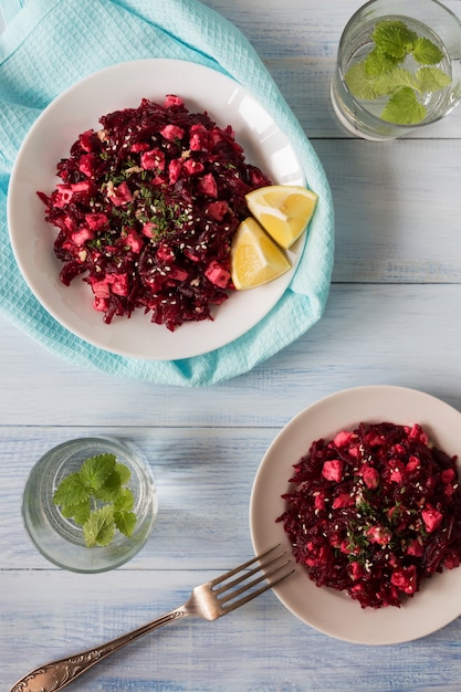 Foto insalata di barbabietole con feta, sesamo e limone