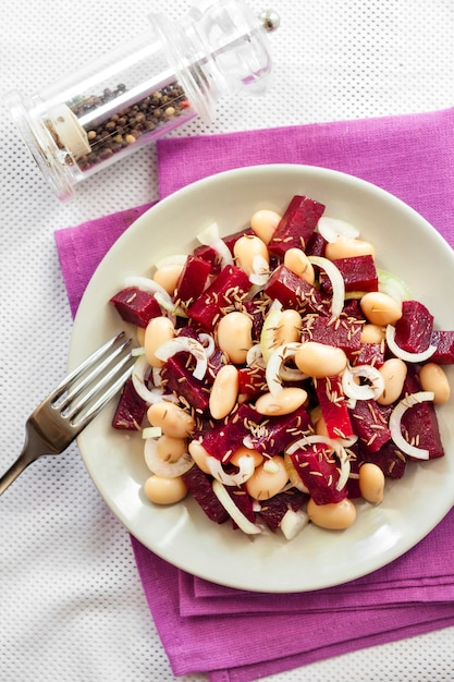 Beetroot salad with white kidney beans, pickles and onion