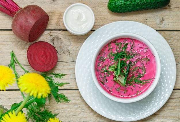 Zuppa di barbabietola con cetriolo, aneto e cipolla verde