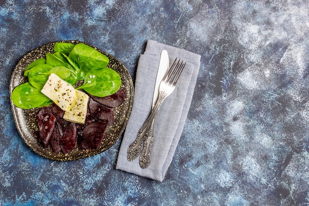 Insalata di barbabietole, spinaci e formaggio