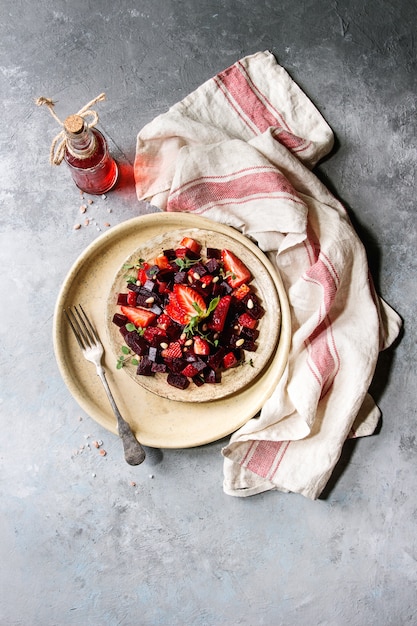 Barbabietola e insalata di fragole