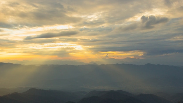 Foto prima che l'illuminazione del tramonto passasse, i clounds del cielo sembrano incredibili e belli.