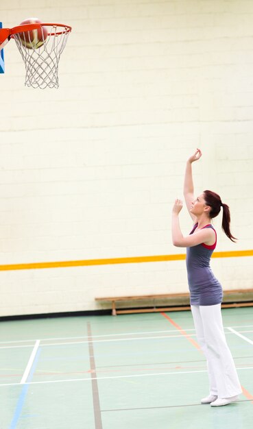 Begaafde vrouw die basketbal uitoefent