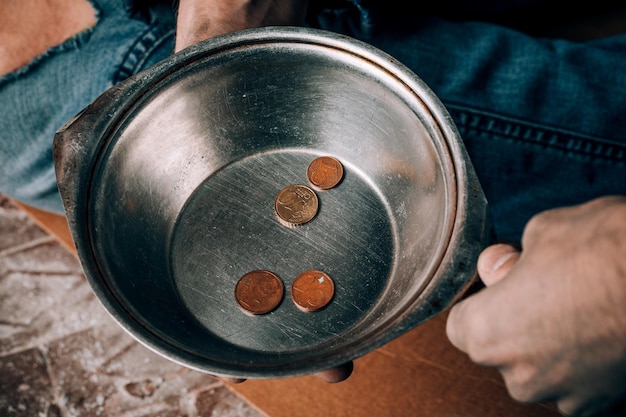 物乞いの男性の手が人間の優しさからお金のコインを探しています都市のホームレスの貧しい人々財政の問題居住地
