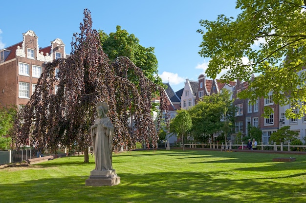 Photo the begijnhof in amsterdam