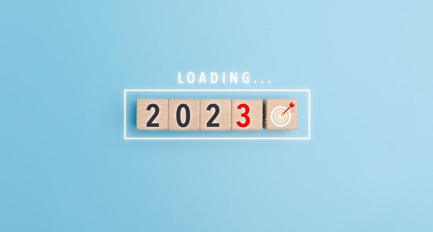 Begin nieuwjaar 2023 doelplan doelconcept strategie nieuwjaar bedrijfsvisie Laden 2023 van Nieuwjaar Laadbalk met houten blokken 2023 op blauwe achtergrond xA
