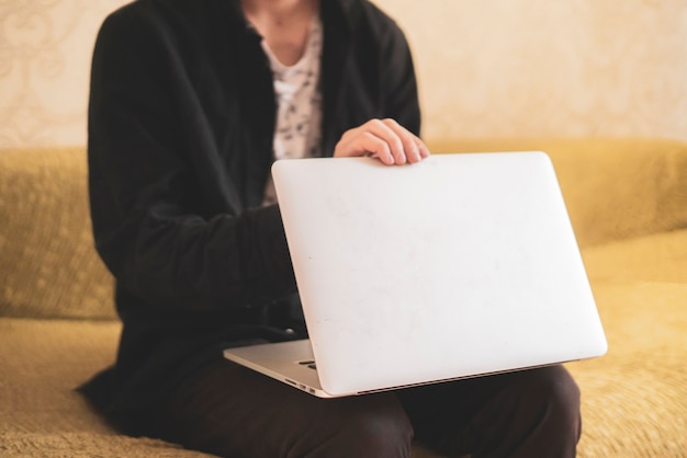 Begin van een nieuwe dag open laptop en werk aan een project