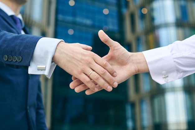 Begin van succesvolle zakenlieden die handshaking na goede deal