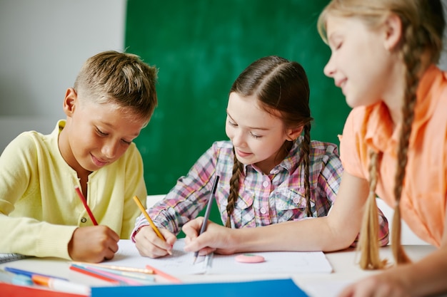 beginner onderwijs slimme schooljongen tekening