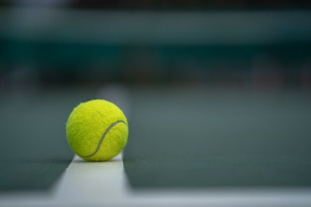 Foto l'inizio di un campione, close up pallina da tennis sullo sfondo corte.