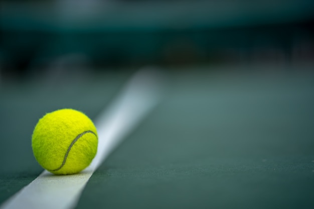 Foto l'inizio di un campione, close up pallina da tennis sullo sfondo corte.