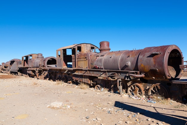 Begraafplaats treinen uitzicht vanaf Uyuni, Bolivia. Boliviaans oriëntatiepunt. Verlaten locomotieven