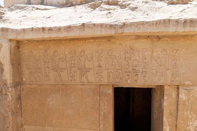 Begrafeniscomplex van Djoser en de trappiramide, Saqqara, Zuid-Caïro, Egypte. ingang van het graf