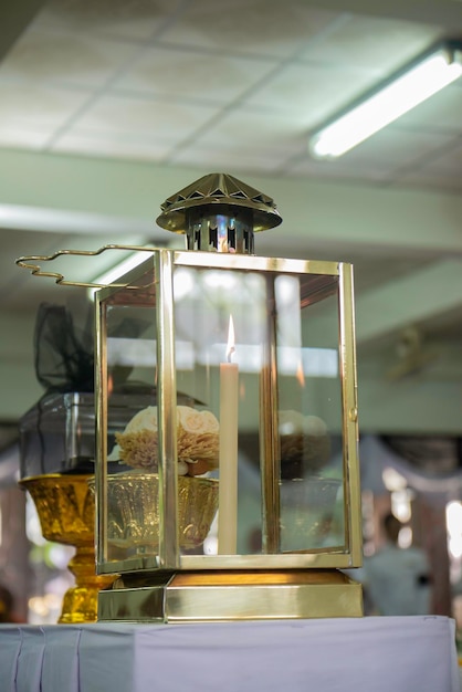 Foto begrafenislampen in glazen kasten gebruiken natuurlijke energie olie en kaarsen