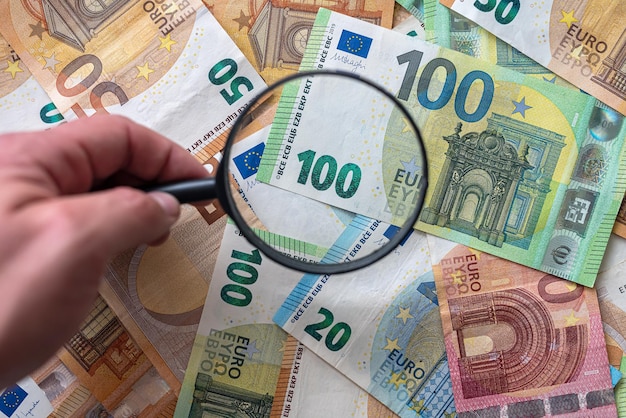 Begrip inflatie in Europa euro geld met vergrootglas