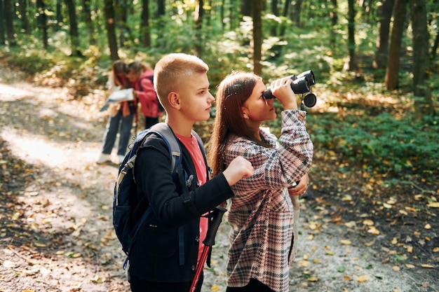 Foto begrip van wandelen kinderen in het groene bos tijdens de zomerdag samen