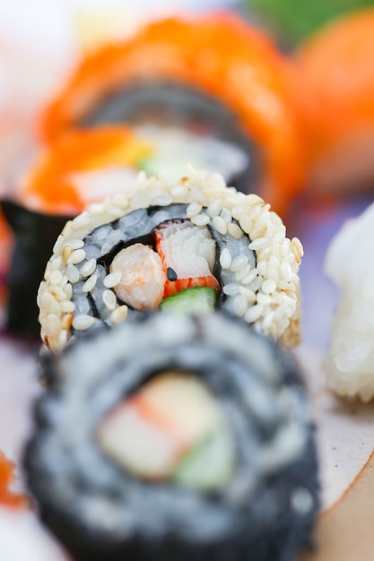 Behandel eetstokjes sushi roll.