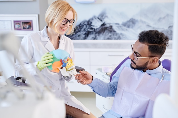 Foto behandeling met patiënt bespreken