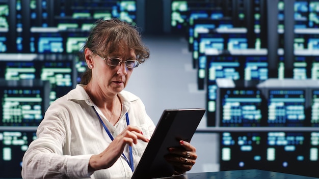 Beheerder met tabletfixerservers
