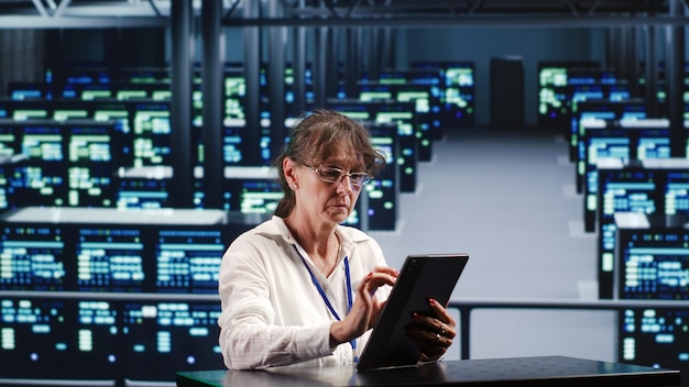 Beheerder met tabletfixerservers