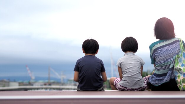 사진 일본 홋카이도 오타루의 항구 항구나 선착장 앞에 앉아 있는 가족의 비하인드 이미지