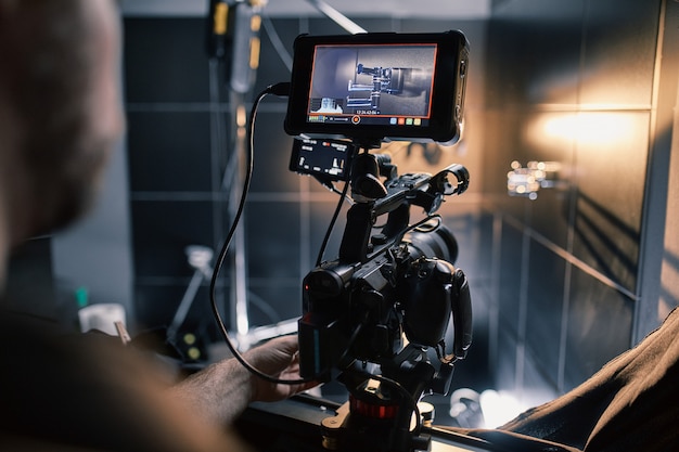 영화 또는 비디오 제품을 촬영하는 장면과 영화 제작진의 영화 제작진은 영화 스튜디오의 파빌리온 세트에 있습니다.