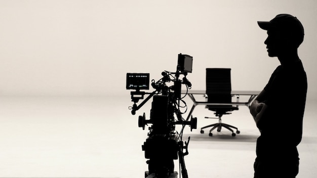 사진 무대 뒤에서 또는 스튜디오에서 영화를 만들고 카메라 맨의 실루엣.