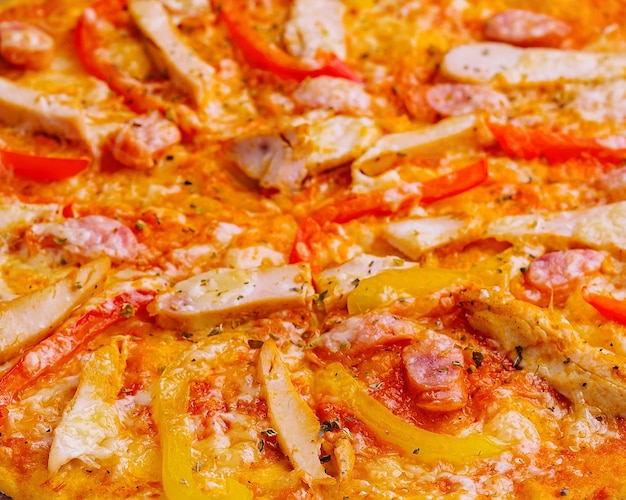 Beierse pizza met gerookte worstjes close-up