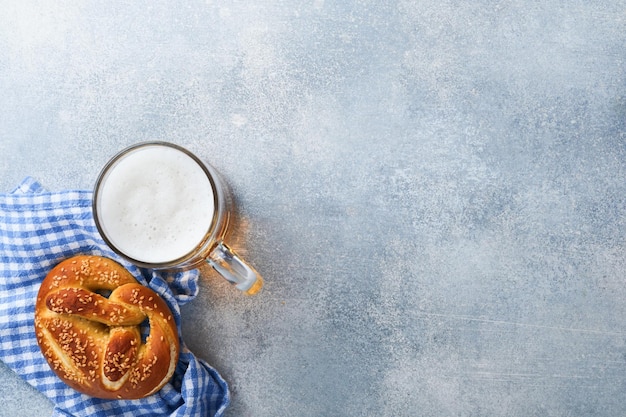 Beierse pretzels en glas pils Oktoberfest-voedselmenu traditionele gezouten pretzels op lichtgrijze achtergrond Bovenaanzicht met ruimte voor tekst Oktoberfest-thema