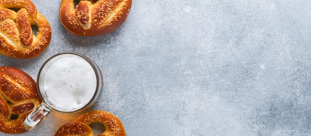 Beierse pretzels en glas pils oktoberfest-voedselmenu traditionele gezouten pretzels op lichtgrijze achtergrond bovenaanzicht met ruimte voor tekst oktoberfest-thema