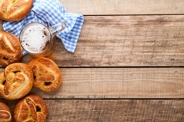 Beierse pretzels en glas pils Oktoberfest-voedselmenu traditionele gezouten pretzels over oude houten achtergrond Bovenaanzicht met ruimte voor tekst Oktoberfest-thema