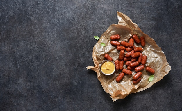 Beierse worstjes met saus op een zwarte achtergrond