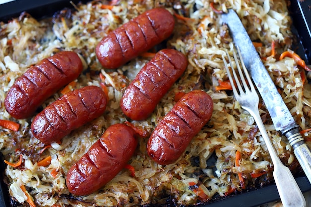 Beierse worstjes met zuurkool in een pan